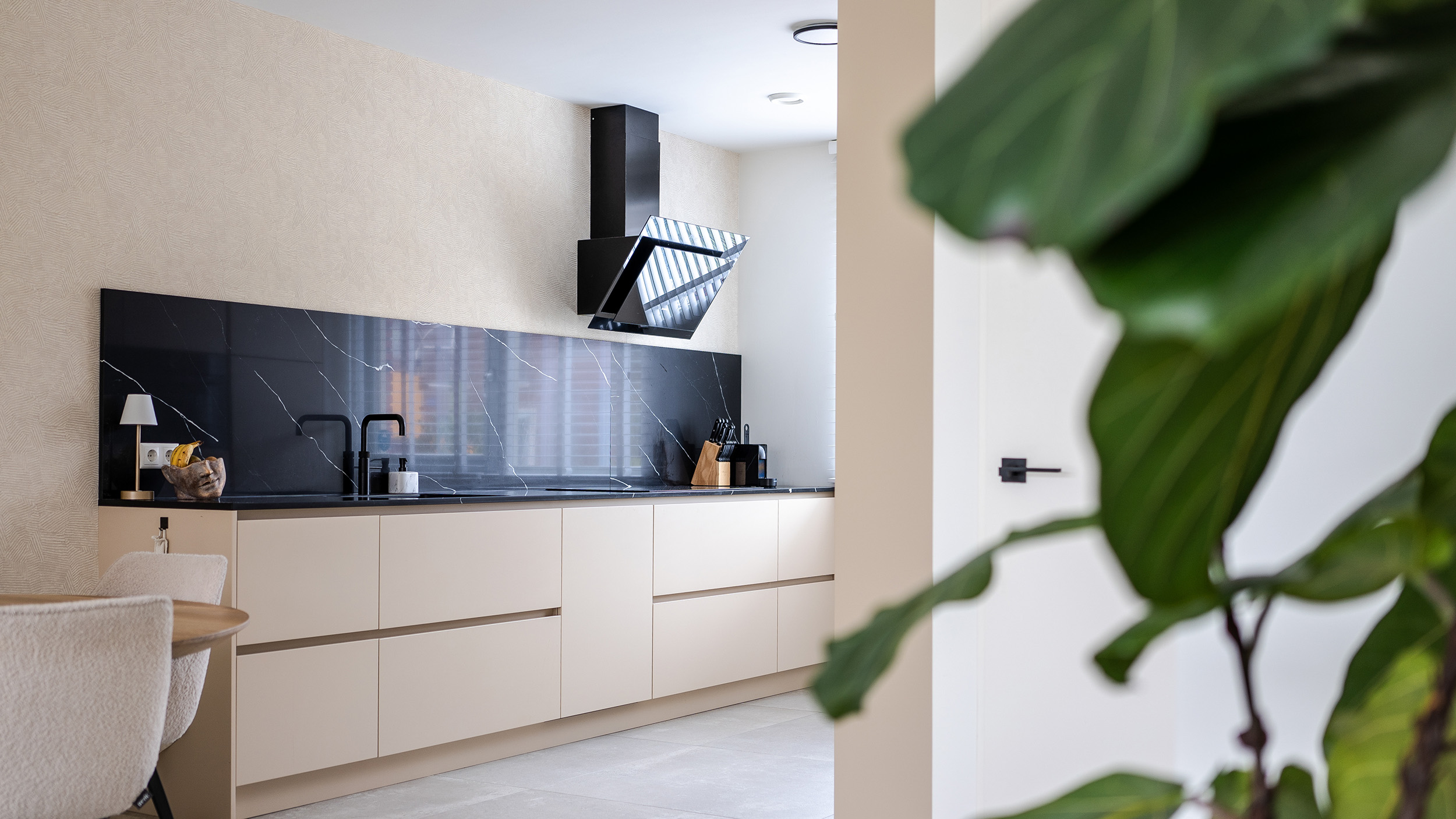 Moderne keuken met bijpassend TV-meubel