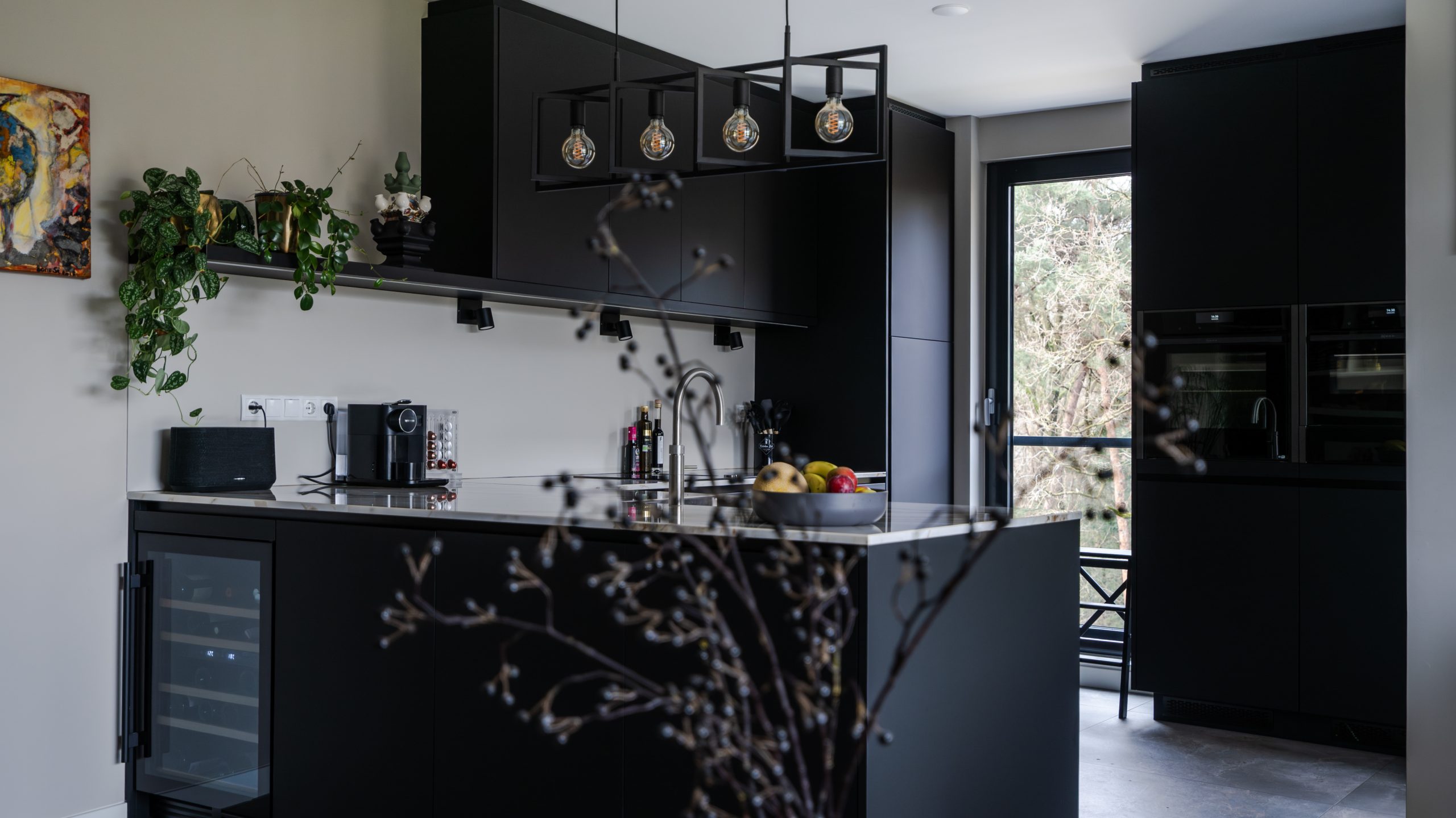 hoekkeuken en wandkast met ingebouwde haard