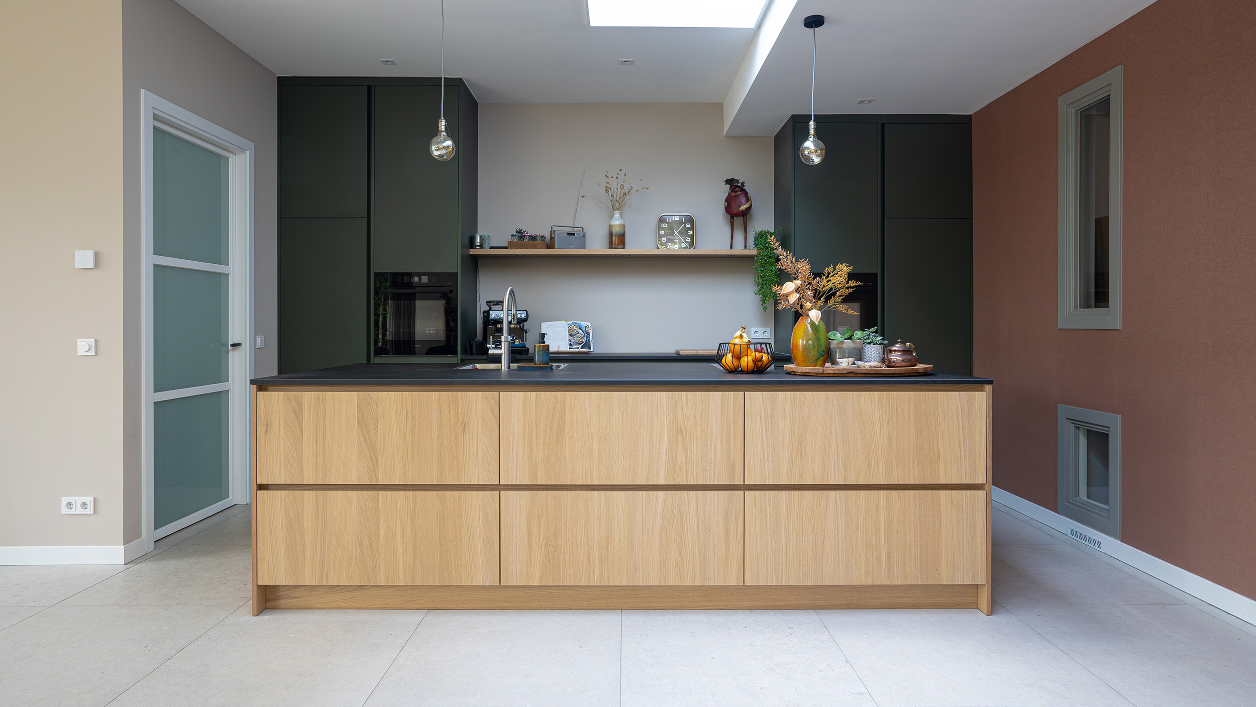 groene keukenwand met eiken kookeiland