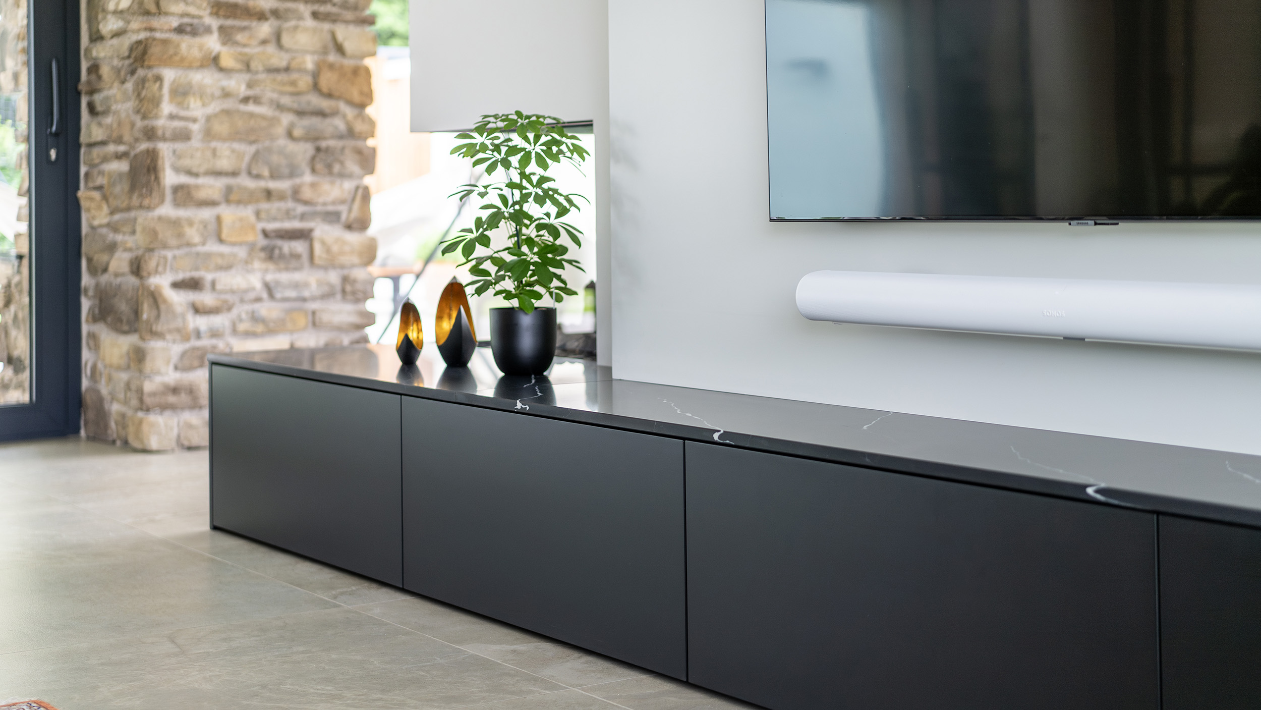 tv-haardkast en diverse meubels met lattenwand