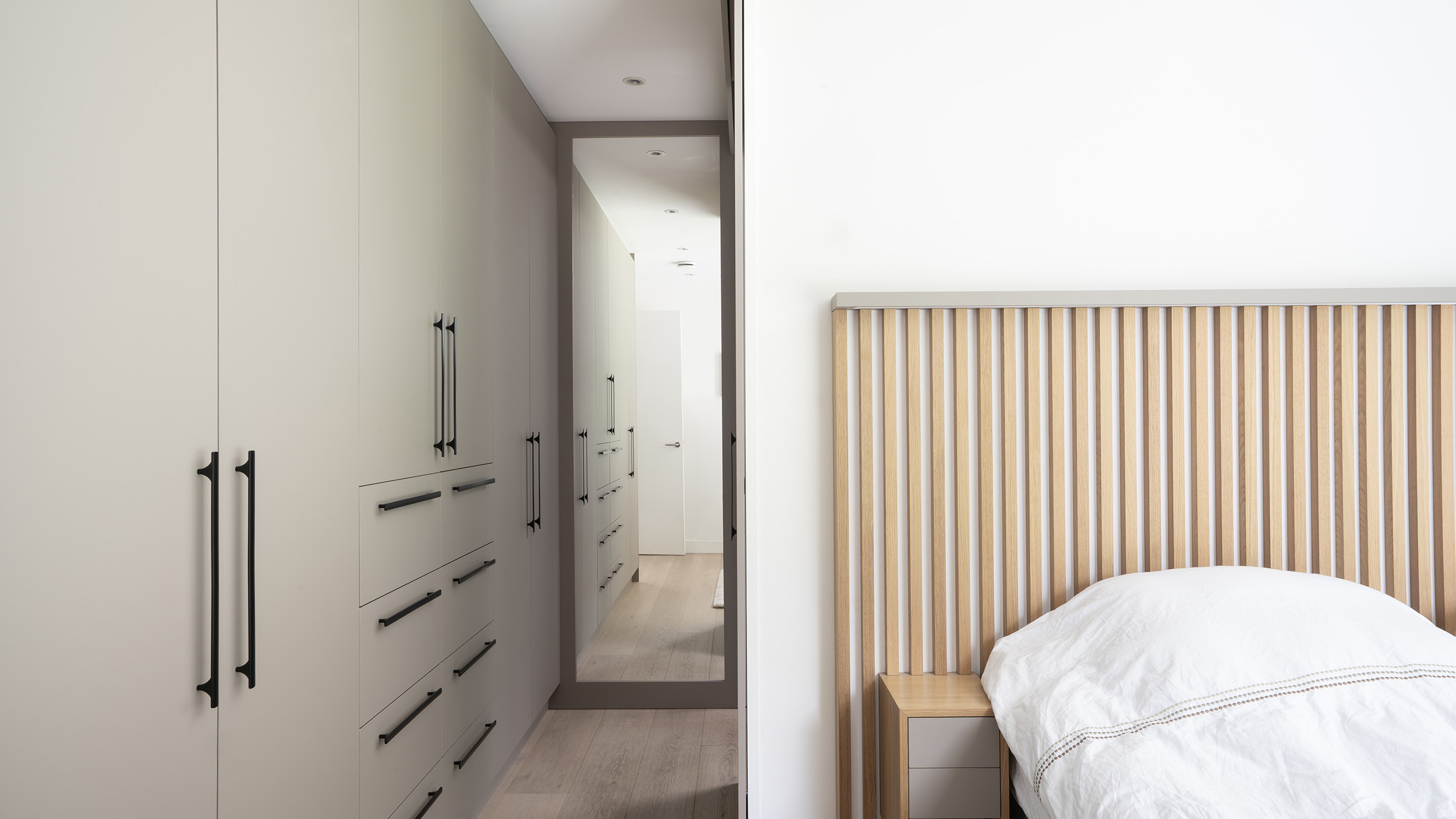 kledingkast en latten bed achterwand