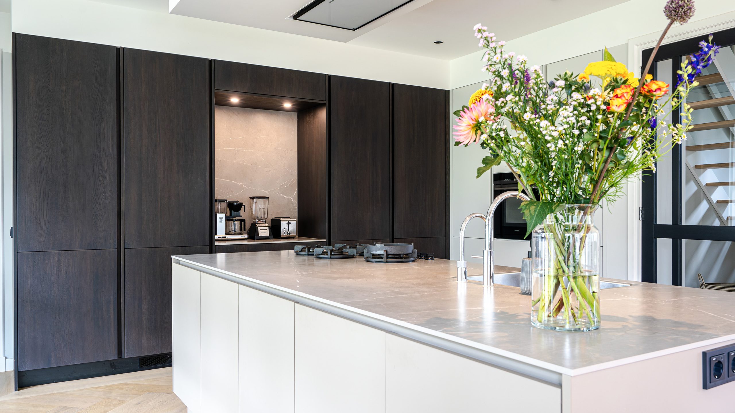 Moderne hoekkeuken met kookeiland